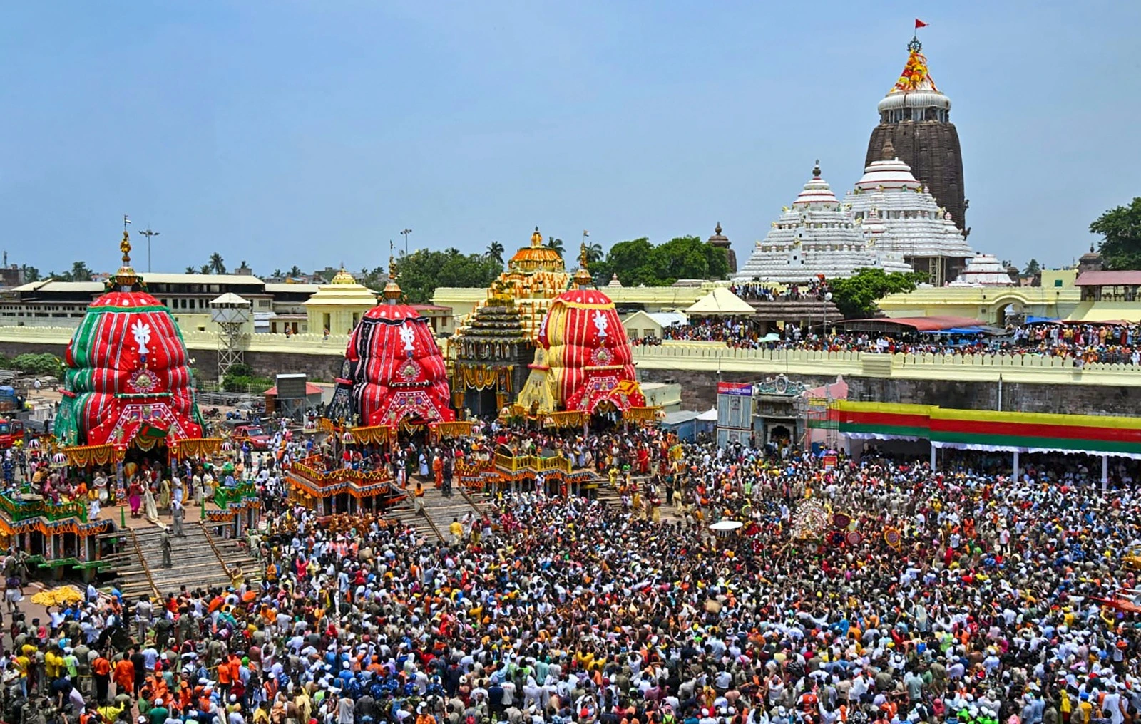 ಜಗನ್ನಾಥನ ಮೆರವಣಿಗೆಯಲ್ಲಿ ದಿಕ್ಕಾಪಾಲಾಗಿ ಓಡಿದ ಆನೆಗಳು: ಹಲವರಿಗೆ ಸಣ್ಣಪುಟ್ಟ ಗಾಯ: puri jagannatha ratha yathra