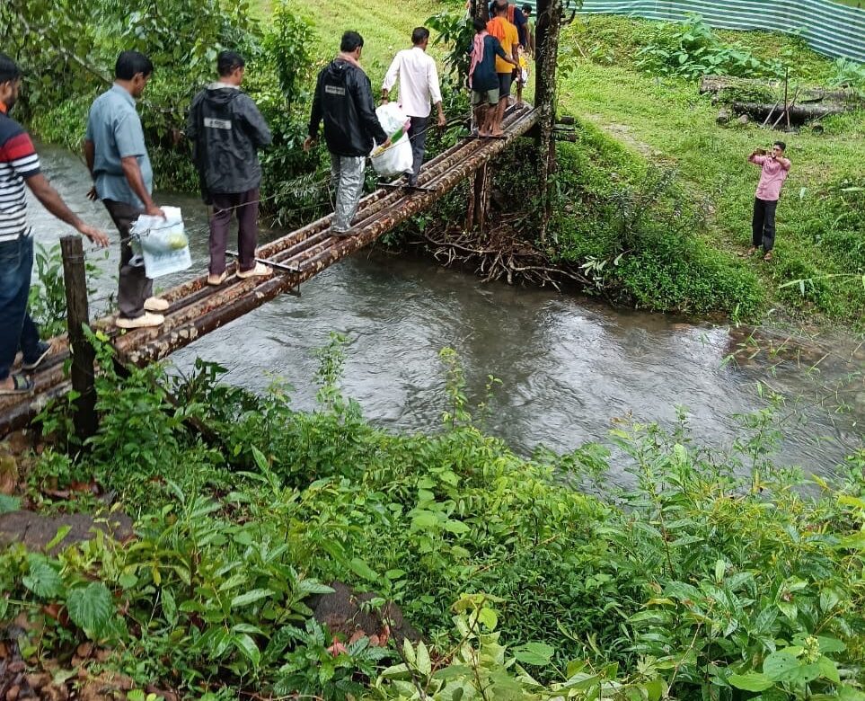 ಅನಾರೋಗ್ಯದಿಂದ ನಿಧನರಾದ ನಿವೃತ್ತ ಯೋಧ, ಪಾರ್ಥೀವ ಶರೀರವನ್ನು ಸಾಗಿಸಲು ಊರಿನ ಜನರ ಹರಸಾಹಸ