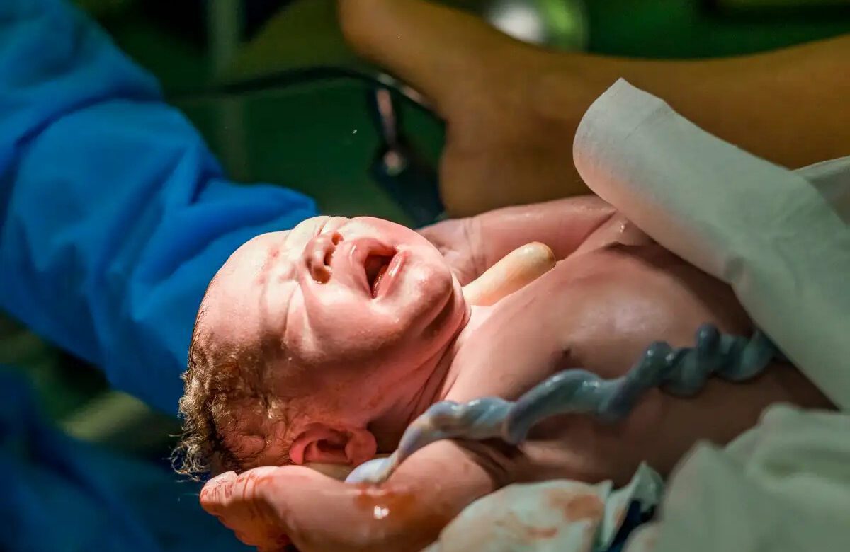 ಸ್ಲೀಪರ್ ಬಸ್ ನಲ್ಲಿ ಮಗು ಹೆತ್ತು ಕಿಟಕಿಯಿಂದ ರಸ್ತೆಗೆ ಎಸೆದ ಜೋಡಿ: baby birth on a moving bus