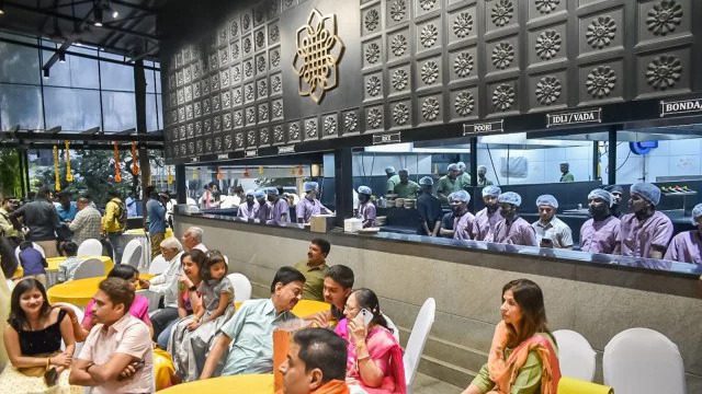  ಏರ್‌ಪೋರ್ಟ್‌ನ ರಾಮೇಶ್ವರಂ ಕೆಫೆಯಲ್ಲಿ ಪೊಂಗಲ್ ತಿನ್ನುವಾಗ ಹುಳ ಪತ್ತೆ: ಆಕ್ರೋಶ