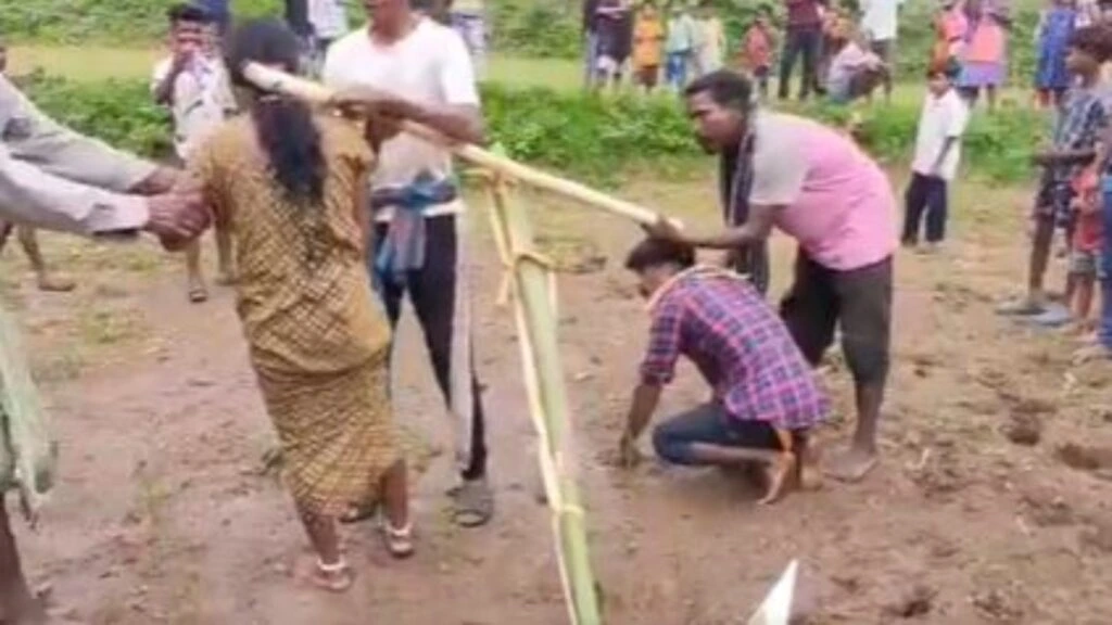  ಒಂದೇ ಕುಲದಲ್ಲಿ ಪ್ರೀತಿಸಿ ವಿವಾಹವಾದ ನವ ಜೋಡಿಗೆ ಎತ್ತಿನಂತೆ ಹೊಲ ಉಳುವ ಶಿಕ್ಷೆ, ಹೊಡೆದು ಅವಮಾನಿಸಿದ ಹಿರಿಯರು: love marriage