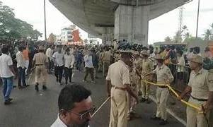 ಮಂಡ್ಯದಲ್ಲಿ ಹಿಂದೂ- ಮುಸ್ಲಿಂ ಗಲಾಟೆ ತಾರಕಕ್ಕೆ: ಲಾಠಿ ಚಾರ್ಜ್, ವ್ಯಾಪಕ ಪ್ರತಿಭಟನೆ