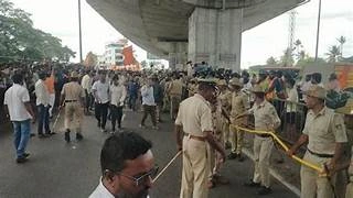 ಮಂಡ್ಯದಲ್ಲಿ ಹಿಂದೂ- ಮುಸ್ಲಿಂ ಗಲಾಟೆ ತಾರಕಕ್ಕೆ: ಲಾಠಿ ಚಾರ್ಜ್, ವ್ಯಾಪಕ ಪ್ರತಿಭಟನೆ